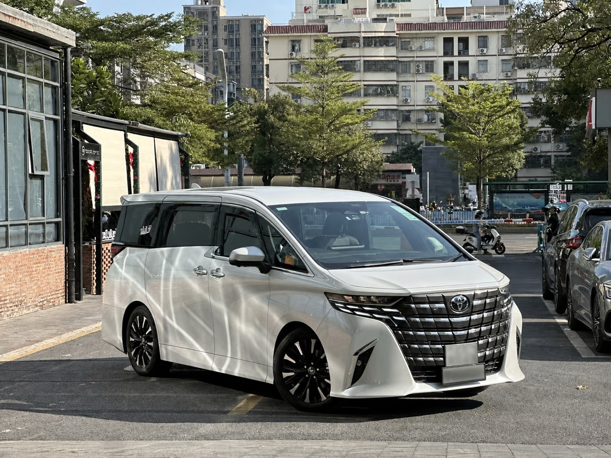 CrossBorder MPV運行車両の白いトヨタ・アルファード